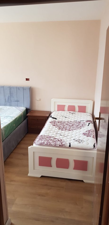 Tirane,Me Qera, Apartament 2+1, ballkon, një banjo, kati 5, pallat eksistues 5-kate, sip.75m², Qera 50'000 lek/muaj, në rr. Arkitekt Kasemi, tek Brryli, Min.Jashtme, 20m nga stacioni Unazës/Brrylit, blv Zhan D’Ark / Ministrisa e Jashtme, 10-minuta këmbë nga qendra e Tiranës