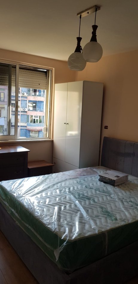 Tirane,Me Qera, Apartament 2+1, ballkon, një banjo, kati 5, pallat eksistues 5-kate, sip.75m², Qera 50'000 lek/muaj, në rr. Arkitekt Kasemi, tek Brryli, Min.Jashtme, 20m nga stacioni Unazës/Brrylit, blv Zhan D’Ark / Ministrisa e Jashtme, 10-minuta këmbë nga qendra e Tiranës