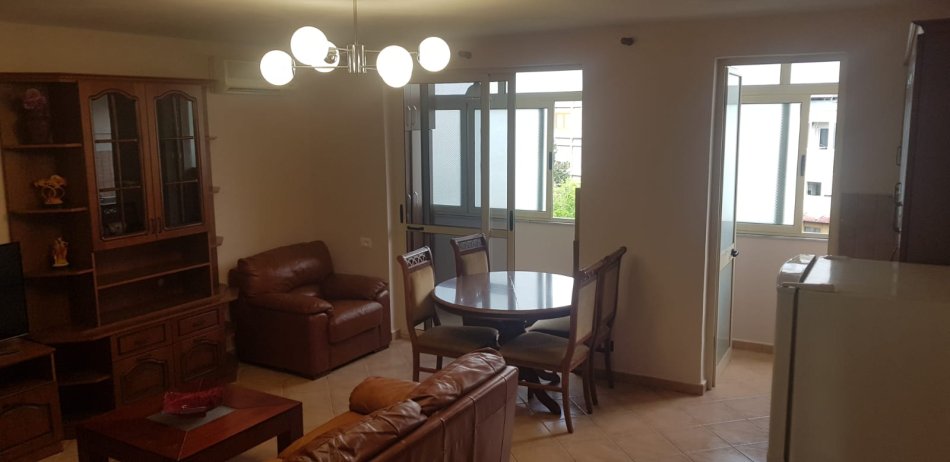 Tirane,Me Qera, Apartament 2+1, ballkon, një banjo, kati 5, pallat eksistues 5-kate, sip.75m², Qera 50'000 lek/muaj, në rr. Arkitekt Kasemi, tek Brryli, Min.Jashtme, 20m nga stacioni Unazës/Brrylit, blv Zhan D’Ark / Ministrisa e Jashtme, 10-minuta këmbë nga qendra e Tiranës