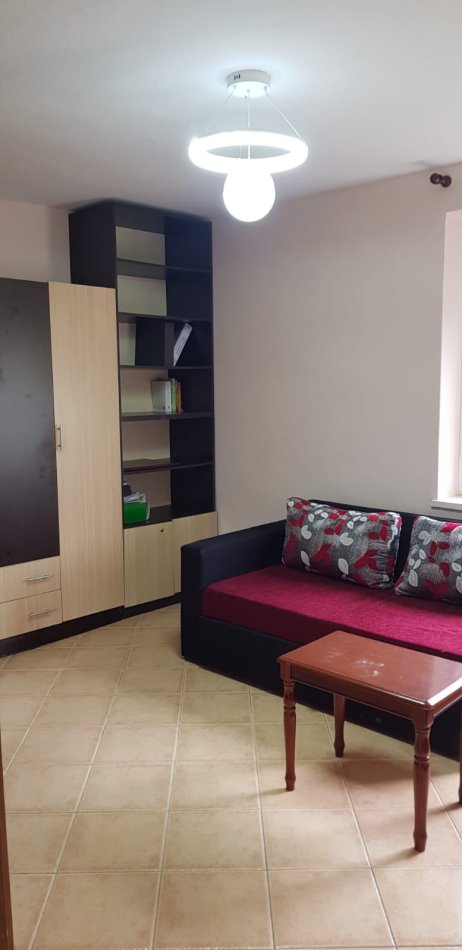 Tirane,Me Qera, Apartament 2+1, ballkon, një banjo, kati 5, pallat eksistues 5-kate, sip.75m², Qera 50'000 lek/muaj, në rr. Arkitekt Kasemi, tek Brryli, Min.Jashtme, 20m nga stacioni Unazës/Brrylit, blv Zhan D’Ark / Ministrisa e Jashtme, 10-minuta këmbë nga qendra e Tiranës