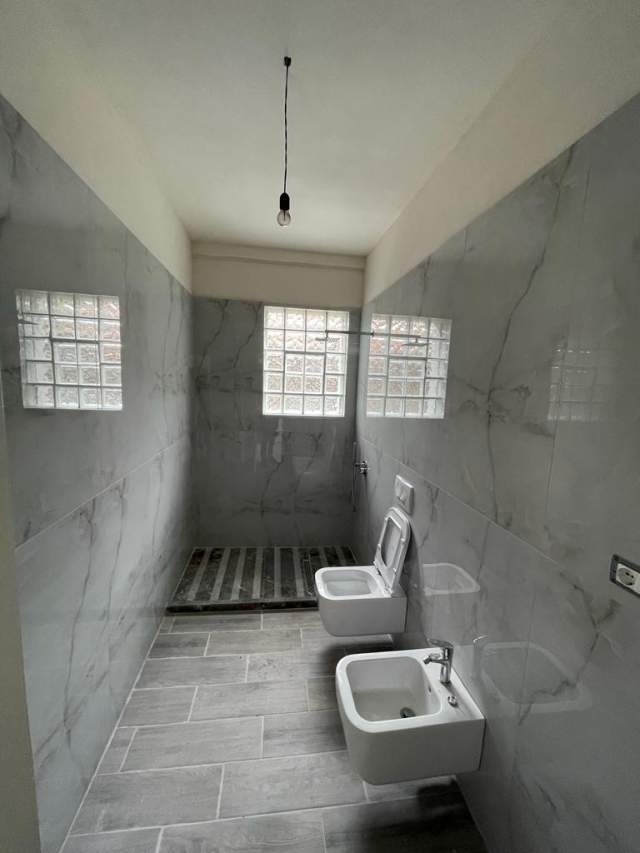Korce, jepet me qera shtepi 2 Katshe Kati 2, 300 m² 250 Euro (Barç, Korçë)