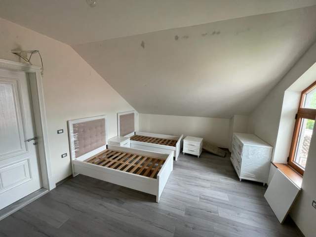 Korce, jepet me qera shtepi 2 Katshe Kati 2, 300 m² 250 Euro (Barç, Korçë)