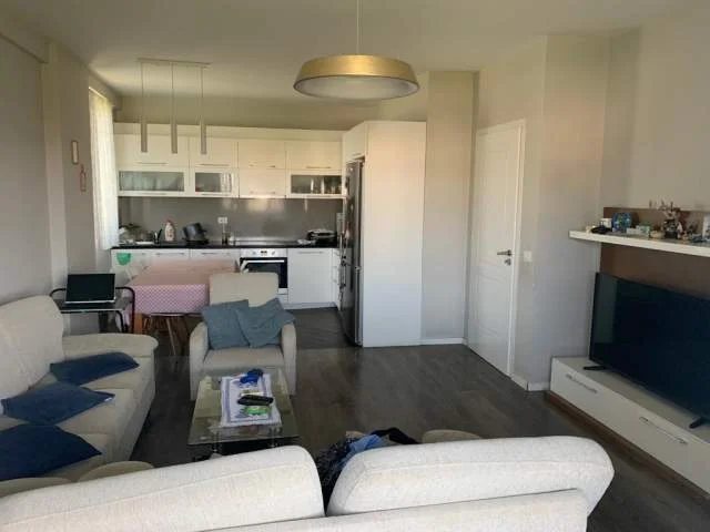 Tirane, shiten mobiljet e nje Apartamenti te ri - 5000 Euro