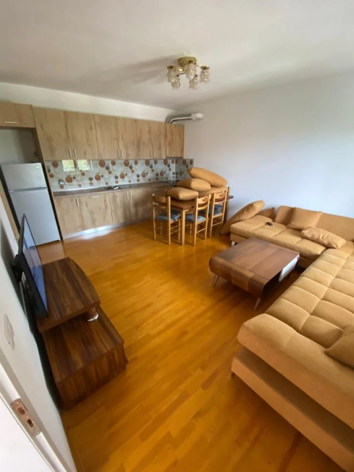Tirane, jepet me qera apartament 2+1 Kati 1, 450 € 