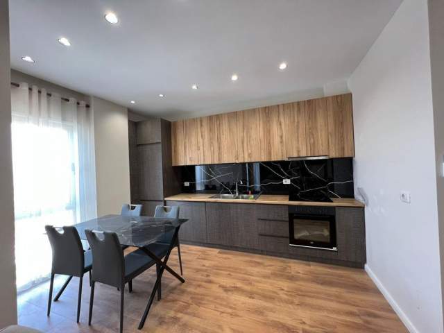 Tirane, jepet me qera apartament 2+1 Kati 4, 97 m² 700 Euro (rruga ylbere bylykbashi)