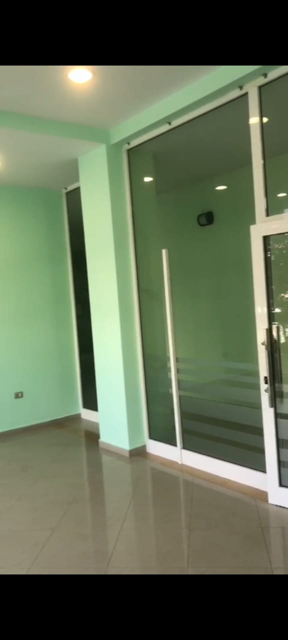 Tirane, jepet me qera ambjent biznesi Kati 2, 48 m² 500 Euro (Bulevardi Bajram Curri)