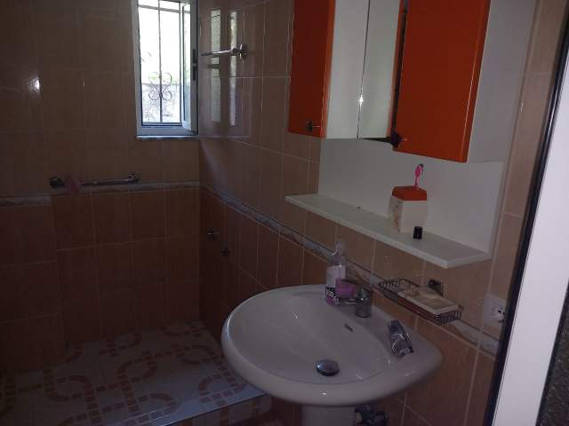 Tirane, jepet me qera apartament 70 m² 30.000 Leke (Rruga violeta Manushi)