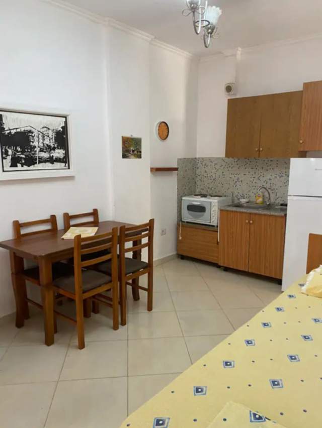 Durres, jepet me qera apartament  ne zonen e Plazhit55 m² 35 Euro/Nata (Shkembi Kavajes)