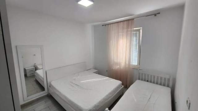 Tirane, jepet me qera apartament 1+1 Kati 3, 50 m² 45.000 Leke (Rruga e Barrikadave)