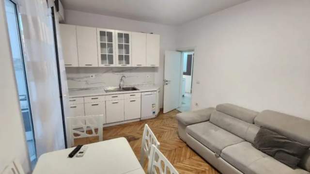 Tirane, jepet me qera apartament 1+1 Kati 3, 50 m² 45.000 Leke (Rruga e Barrikadave)