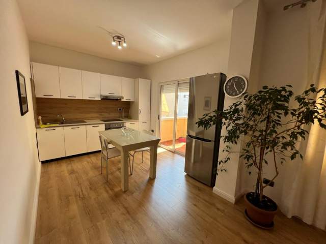 Tirane, jepet me qera apartament Kati 4, 120 m² 750 Euro (rruga pjeter bogdani)