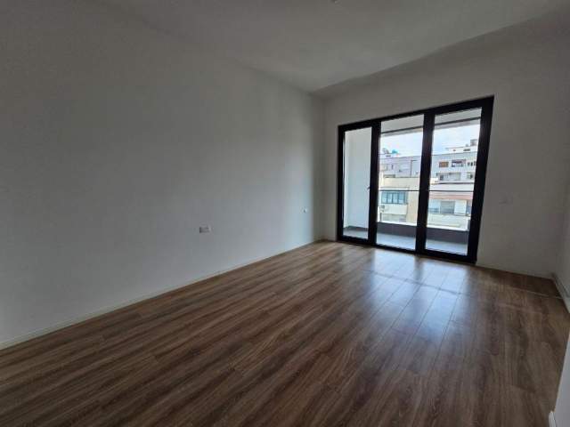 Tirane, jepet me qera apartament 2+1 Kati 7, 120 m² 700 Euro (RRUGA E KAVAJES)