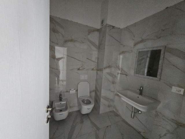 Tirane, jepet me qera apartament 2+1 Kati 7, 120 m² 700 Euro (RRUGA E KAVAJES)