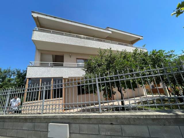 Tirane, shitet Vile 3 Katshe Kati 3, 330 m² 220.000 Euro (rruga Lura)
