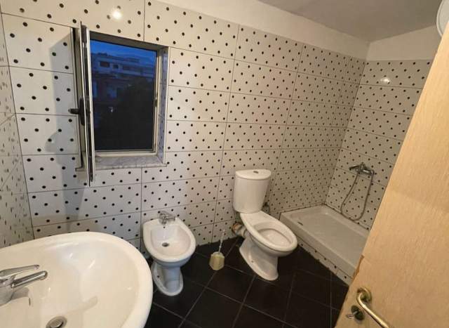 Tirane, jepet me qera apartament 2+1+A+BLK Kati 4, 100 m² 25000 Leke (tek shkolla e bashkuar)