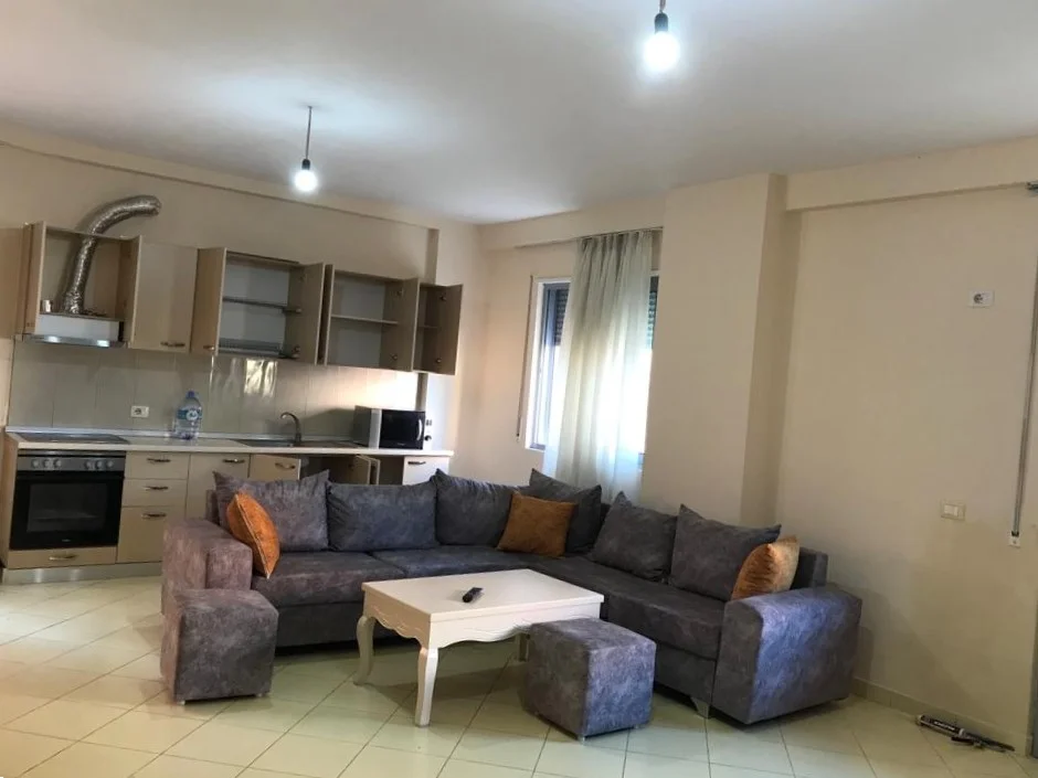 Tirane, jepet me qera apartament 2+1+Ballkon Kati 1, 90 m² 350 € (Liqeni i thate)