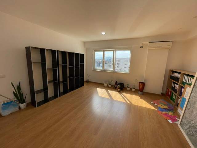 Tirane, shitet apartament 2+1 Kati 10, 79 m² 135.000 Euro Kompleksi Kontakt)