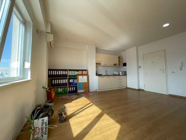 Tirane, shitet apartament 2+1 Kati 10, 79 m² 135.000 Euro Kompleksi Kontakt)