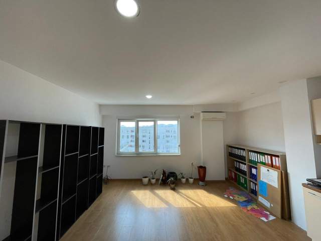 Tirane, shitet apartament 2+1 Kati 10, 79 m² 135.000 Euro Kompleksi Kontakt)
