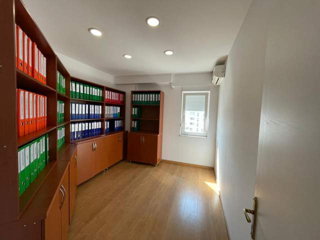 Tirane, shitet apartament 2+1 Kati 10, 79 m² 135.000 Euro Kompleksi Kontakt)