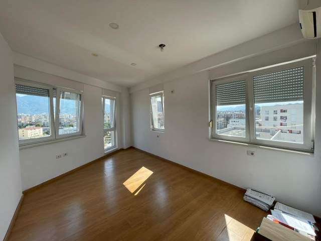 Tirane, shitet apartament 2+1 Kati 10, 79 m² 135.000 Euro Kompleksi Kontakt)