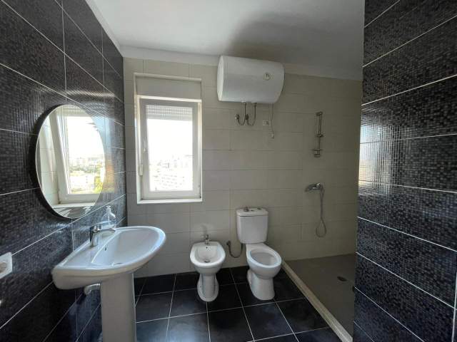 Tirane, shitet apartament 2+1 Kati 10, 79 m² 135.000 Euro Kompleksi Kontakt)