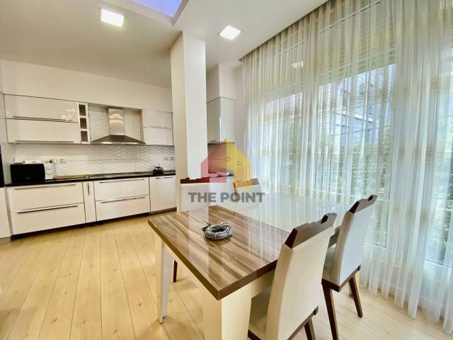Tirane, jepet me qera apartament 3+1+BLK Kati 2, 130 m² 1.100 Euro (Rruga Myslym Shyri)