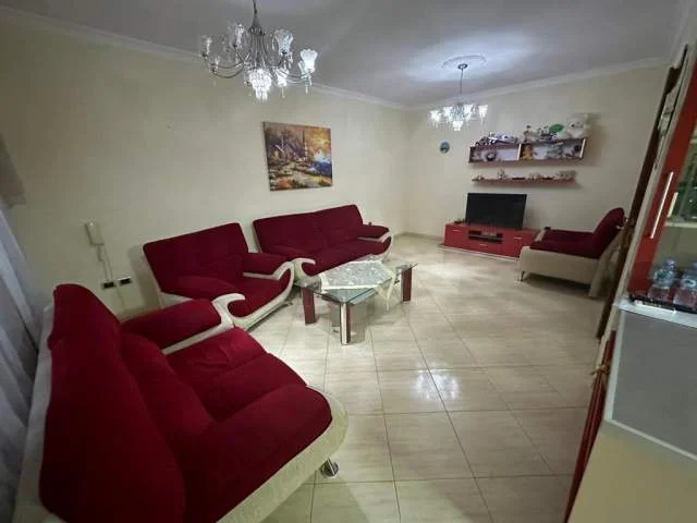 Tirane, jepet me qera Vile 2+1+BLK Kati 4, 130 m² 500 Euro