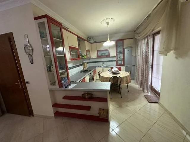 Tirane, jepet me qera Vile 2+1+BLK Kati 4, 130 m² 500 Euro