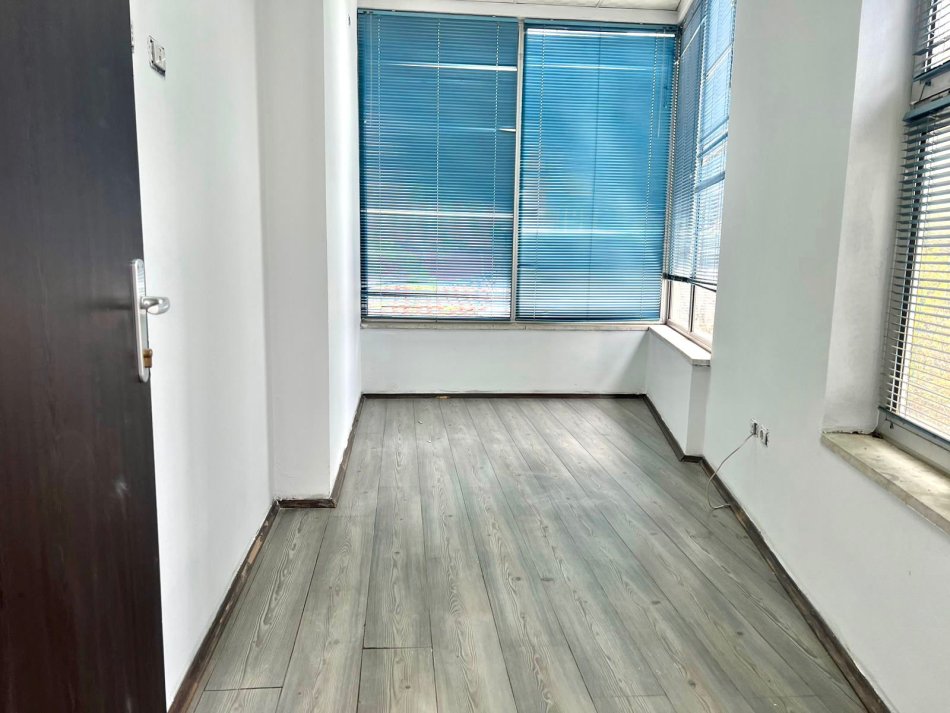 💻Me Qera: Amb i Ndare ne 7 Njesi, Ideale per Zyra ( Kom. e Parisit -ish New York ) 📍 2,500€ - k.2, Hyrje me Vete *** Privatesi Maksimale - PARKET & 7 Kondicioner