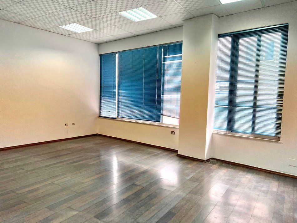 💻Me Qera: Amb i Ndare ne 7 Njesi, Ideale per Zyra ( Kom. e Parisit -ish New York ) 📍 2,500€ - k.2, Hyrje me Vete *** Privatesi Maksimale - PARKET & 7 Kondicioner