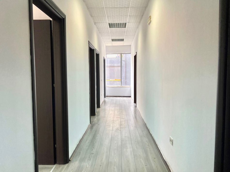 💻Me Qera: Amb i Ndare ne 7 Njesi, Ideale per Zyra ( Kom. e Parisit -ish New York ) 📍 2,500€ - k.2, Hyrje me Vete *** Privatesi Maksimale - PARKET & 7 Kondicioner