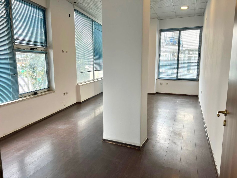 💻Me Qera: Amb i Ndare ne 7 Njesi, Ideale per Zyra ( Kom. e Parisit -ish New York ) 📍 2,500€ - k.2, Hyrje me Vete *** Privatesi Maksimale - PARKET & 7 Kondicioner