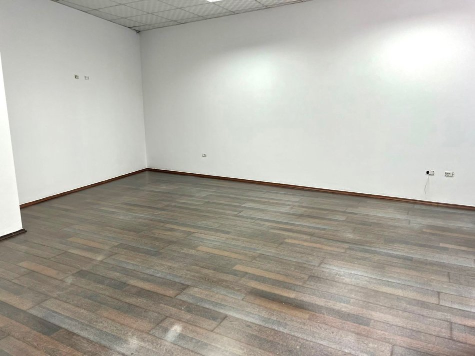 💻Me Qera: Amb i Ndare ne 7 Njesi, Ideale per Zyra ( Kom. e Parisit -ish New York ) 📍 2,500€ - k.2, Hyrje me Vete *** Privatesi Maksimale - PARKET & 7 Kondicioner