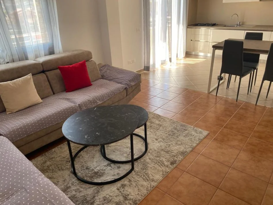 Tirane, jepet me qera apartament 3+1 Kati 3, 700 € 