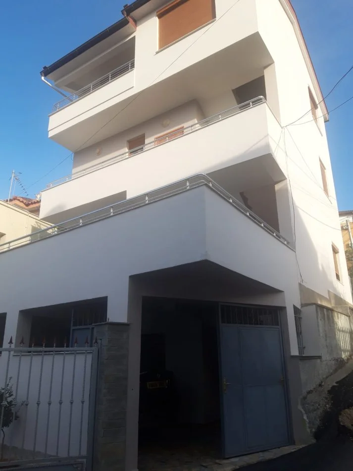 Tirane, shitet apartament 4+1 Kati 4, 280.000 € 