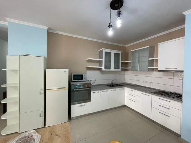 Tirane, jepet me qera apartament 2+1+BLK Kati 5, 90 m² 40.000 Leke (Rruga Deshmoreve)