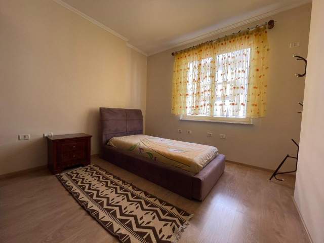 Tirane, jepet me qera apartament 2+1+BLK Kati 5, 90 m² 40.000 Leke (Rruga Deshmoreve)