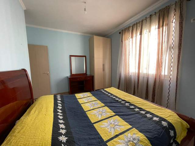 Tirane, jepet me qera apartament 2+1+BLK Kati 5, 90 m² 40.000 Leke (Rruga Deshmoreve)