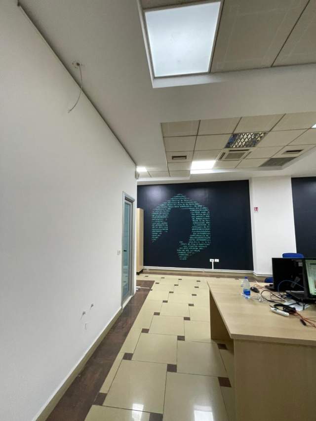 Tirane, jepet me qera ambjent biznesi Kati 3, 85 m² 700 Euro (Galeria "17 Nentori")