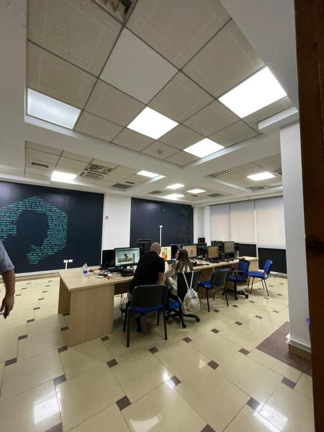Tirane, jepet me qera ambjent biznesi Kati 3, 85 m² 700 Euro (Galeria "17 Nentori")