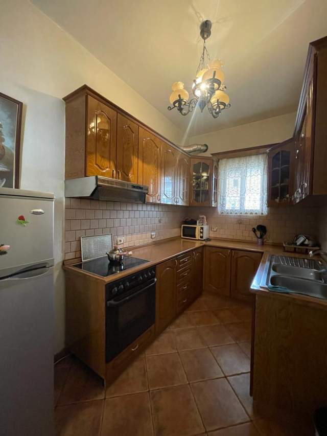 Tirane, jepet me qera apartament 3+1 Kati 2, 173 m² 400 Euro (Rruga e Kokonozeve)