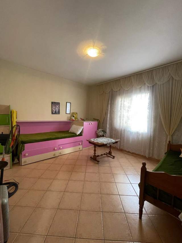Tirane, jepet me qera apartament 3+1 Kati 2, 173 m² 400 Euro (Rruga e Kokonozeve)