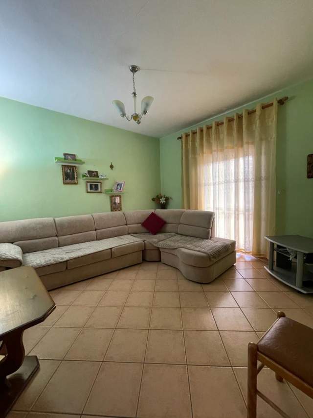 Tirane, jepet me qera apartament 3+1 Kati 2, 173 m² 400 Euro (Rruga e Kokonozeve)