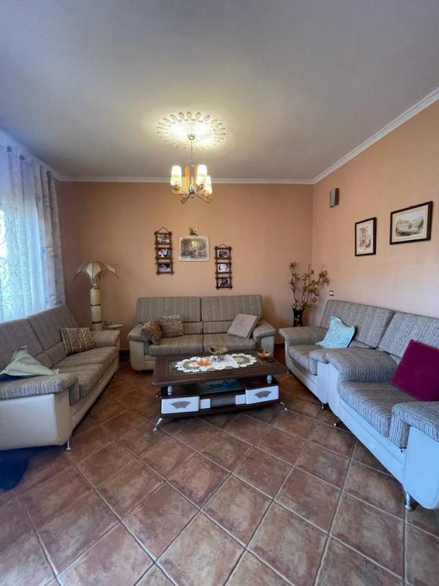 Tirane, jepet me qera apartament 3+1 Kati 2, 173 m² 400 Euro (Rruga e Kokonozeve)