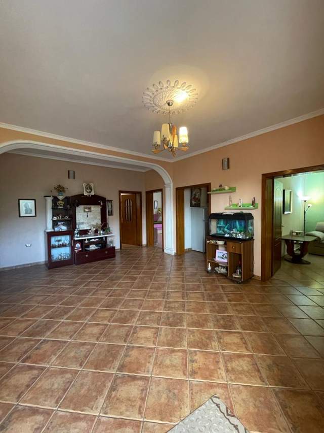 Tirane, jepet me qera apartament 3+1 Kati 2, 173 m² 400 Euro (Rruga e Kokonozeve)