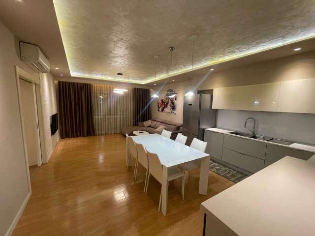 Tirane, jepet me qera apartament 2+1+BLK Kati 1, 200 m² 900 Euro (Prane Kristal Center)