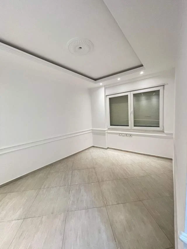 Tirane, jepet me qera ambjent biznesi Kati 4, 100 m² 550 Euro (Kristal Center)