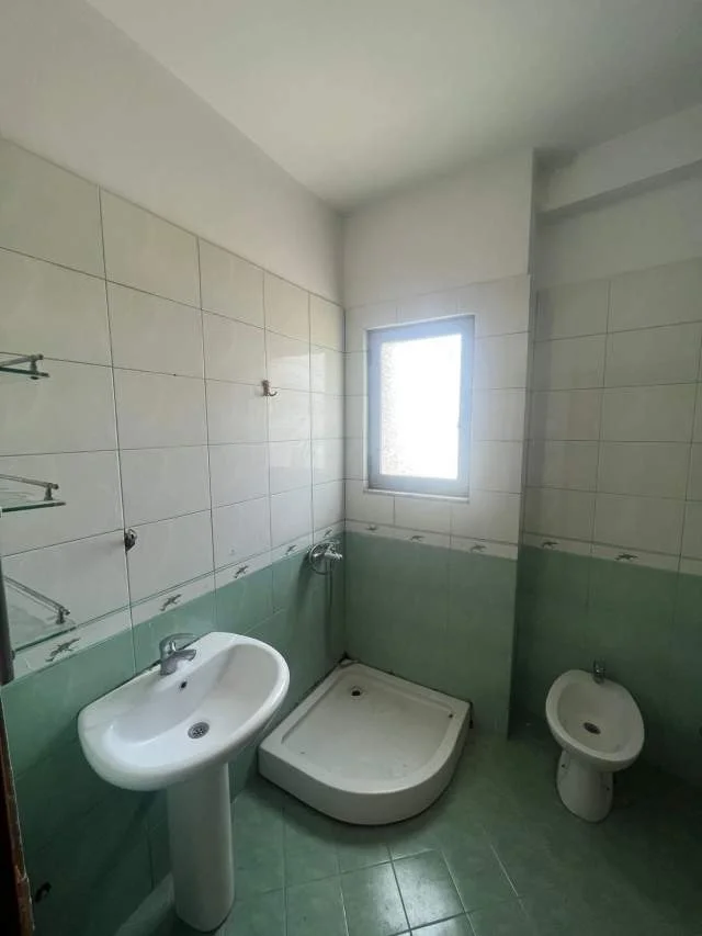 Tirane, jepet me qera apartament 3+1+BLK Kati 5, 120 m² 400 Euro (Jordan Misja)
