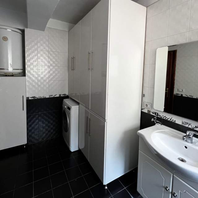 Tirane, jepet me qera apartament 3+1 Kati 3, 130 m² 700 Euro (mozaiku i tiranes)